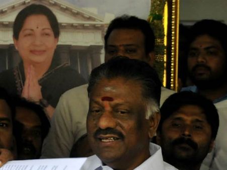 ஜெ. யாரிடமும் அன்பாக பேசுவதை பொறுத்துக் கொள்ளாதவர் சசிகலா: ஓபிஎஸ் சரமாரி குற்றச்சாட்டு