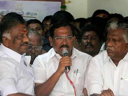 ஓ.பி.எஸ், மாஃபா பாண்டியராஜனுக்கு மட்டும் கல்தா.. அமைச்சரவை அப்படியே தொடரும்