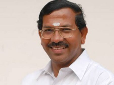 ஓ.பி.எஸ் பக்கம் சாய்கிறாரா அமைச்சர் மாஃபா பாண்டியராஜன்? டிவிட் சொல்லும் பாடம்