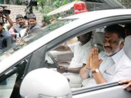 ஓ.பி.எஸ். காரிலிருந்து சைரன், லச்சினை அகற்றம்.. போலீஸ் பாதுகாப்பும் வாபஸ்!