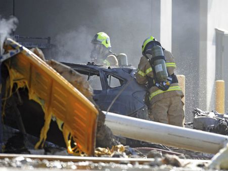 ஆஸ்திரேலியாவின் மெல்போர்ன் நகர வணிக வளாகத்தில் நொறுங்கி விழுந்த விமானம்.. 5 பேர் பலி