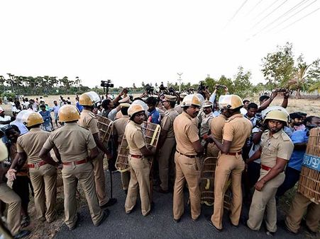 கூவத்தூர் ரிசார்ட்டில் தங்கியுள்ள எம்எல்ஏக்களிடம் டிஎஸ்பி விசாரணை.. போலீசார் குவிப்பு