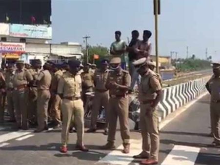 குப்பை பொறுக்க வந்தியா? கூவத்தூரில் போலீஸ் அதிகாரிகளை தரக்குறைவாக திட்டிய அமைச்சர்கள்!