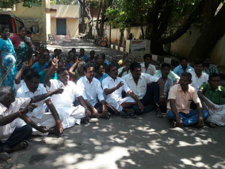 ஓபிஎஸ்ஸுக்கு ஆதரவு கொடுங்க.. மயிலை எம்.எல்.ஏ. நடராஜ் அலுவலகம் முற்றுகை