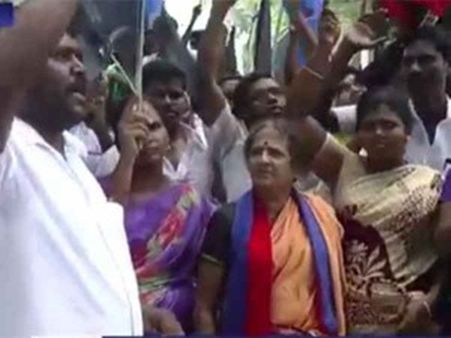 கறுப்பு கொடி காட்ட திரண்ட பொது மக்கள்.. ஓட்டம் பிடித்த அதிமுக எம்எல்ஏ