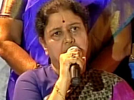 நானும் இங்கேயே தங்குவேன்: கூவத்தூரில் எம்.எல்.ஏக்களை சந்தித்த பின் சசிகலா பேட்டி