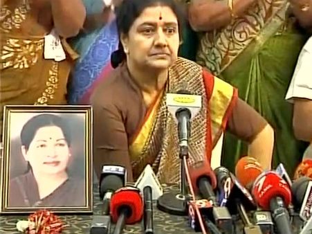 அதிமுக எம்.எல்.ஏக்களை அடைத்து வைக்கவில்லை- பொறுத்திருந்து பாருங்கள்: கூவத்தூரில் சசிகலா