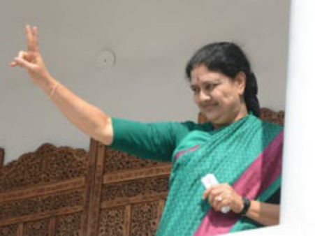 சசிகலா முதல்வராக பதவியேற்பது எப்போது?