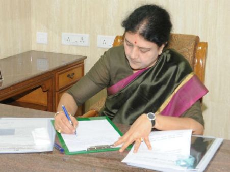 ஓபிஎஸ் ஆதரவு அதிமுக ஐடி விங் செயலாளரை டிஸ்மிஸ் செய்தது சசி குரூப்!