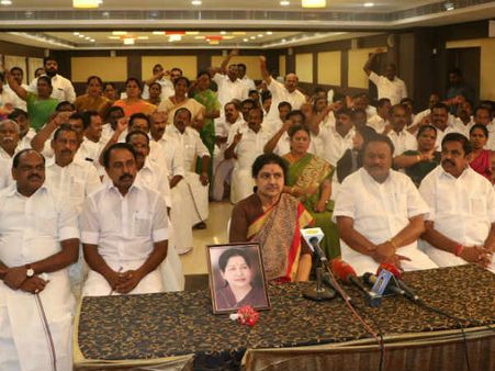 சசிகலா பிடிவாதம்.. சட்டசபையை கூட்டும் வரை எம்எல்ஏக்கள் ரிசார்ட்டிலேயே தங்கியிருக்க உத்தரவு!