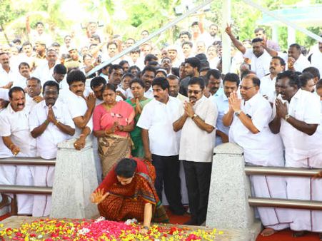 ஜெ. சமாதியில் 3 முறை ஓங்கி அடித்து சபதம் செய்த சசிகலா.. சரணடைய பெங்களூர் புறப்பட்டார்