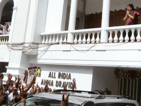 இங்கேயே இருங்க.. எங்கேயும் போகாதீங்க.. அதிமுக எம்.எல்.ஏக்களுக்கு உத்தரவு