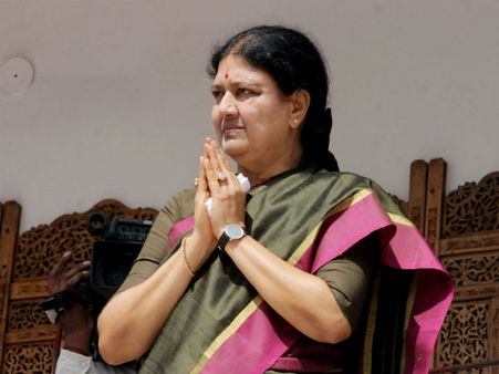 தமிழகத்தின் முதல்வராகிறார்... மக்களுக்கு சற்றும் சம்பந்தம் இல்லாத சசிகலா!