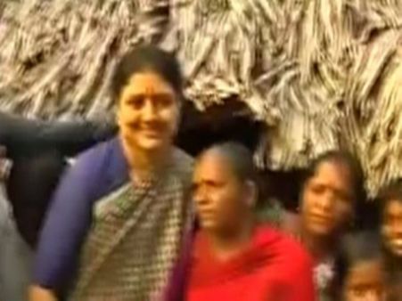 குடிசையில் புகுந்து எம்.ஜி.ஆர். பாணியில் பாட்டியை கட்டிப் பிடித்த சசிகலா !