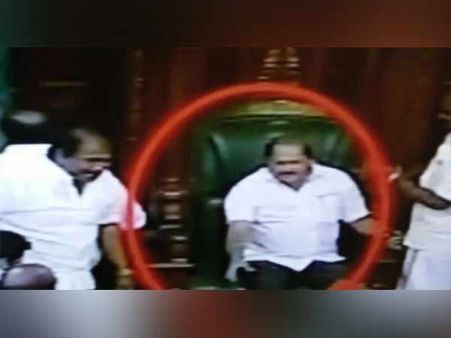 சபாநாயகரின் இருக்கையில் ஏறி அமர்ந்து திமுக எம்எல்ஏக்கள் கு.க.செல்வம், ரங்கநாதன் அட்டகாசம்