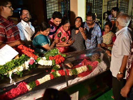 அமெரிக்காவில் இருந்து சொந்த ஊர் கொண்டு வரப்பட்டது சீனிவாசனின் உடல்