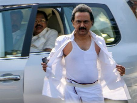 சட்டசபை தாக்குதல், நம்பிக்கை வாக்கெடுப்பு... பிரணாப் முகர்ஜியிடம் நேரில் முறையிட திமுக முடிவு