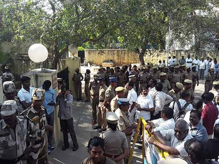 ஓ.பன்னீர் செல்வம் வீட்டுக்கு பாதுகாப்பு அதிகரிப்பு.. தொண்டர்கள், தலைவர்கள் குவிவதால்!