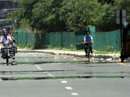 தென் தமிழகத்தில் கொஞ்சம் மழை பெய்யுமாம்.. மற்ற இடங்களில் வெயில்தானாம்.. வானிலை மையம்