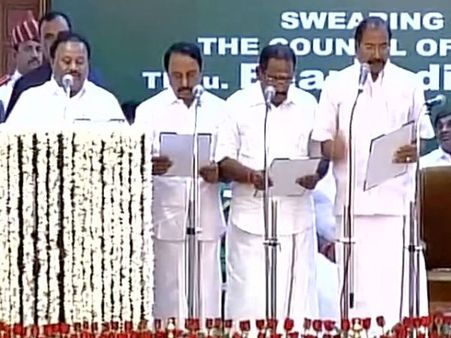 ஆளுநர் முன்பு குற்றவாளிகள் ஜெ., சசியை வாழ்த்தி கோஷம்.. முதல் வரிசையில் ஃபெரா தினகரன்!