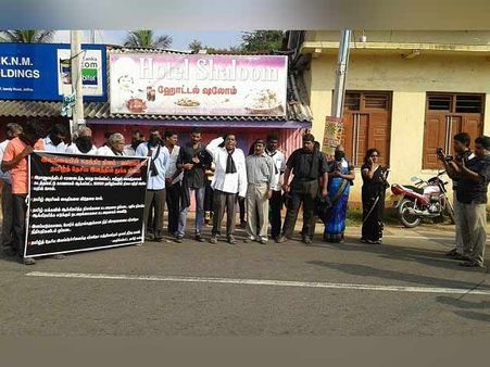 இலங்கை சுதந்திர தினத்தை கருப்பு தினமாக அனுசரித்து யாழ்ப்பாணத்தில் போராட்டம்