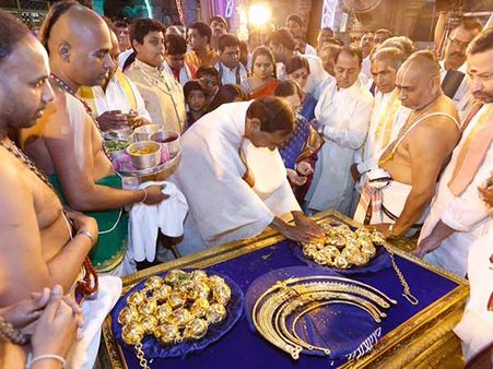 தெலுங்கானா கிடைத்ததால் ஏழுமலையானுக்கு 5 கோடியில் நகை காணிக்கை.. வழங்கினார் கே.சி.ஆர்.!