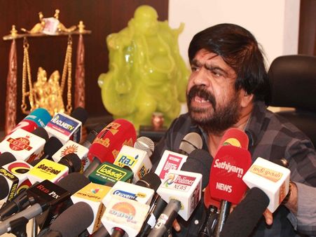 சசிகலா எப்படி முதல்வராகலாம்.. டி.ராஜேந்தர் ஆவேசம் !