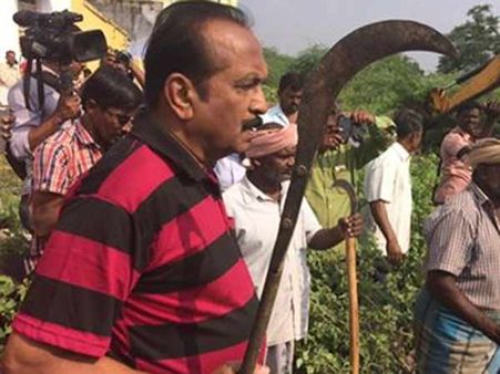 கலிங்கப்பட்டியில் கையில் அரிவாளுடன் களமிறங்கி சீமை கருவேல மரங்களை வெட்டிய வைகோ