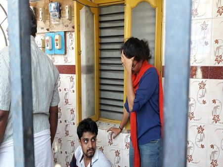 வாடகைக்கு வீடு கேட்பது போல் நடித்து நகை பறிக்க முயற்சி.. பட்டதாரி வாலிபர், பெண் இன்ஜினியர் கைது