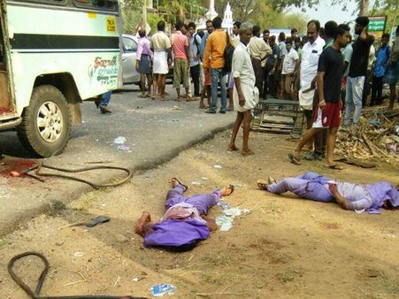 கல்லூரி வேன் மீது லாரி மோதிய கோர விபத்து: கர்ப்பிணி பெண் உள்பட 7 மாணவிகள் பலி