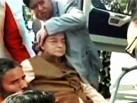 ஹெலிகாப்டரில் ஏறும்போது கால் தடுக்கி கீழே விழுந்தார் ஜெட்லி.. லேசான காயம்