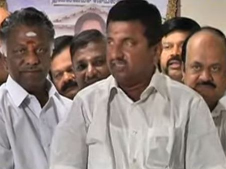 கொள்ளை கும்பலிடமிருந்து தமிழகத்தை காப்பாற்ற வேண்டும்: சசி கூடாரத்திலிருந்து தப்பிய அருண்குமார்