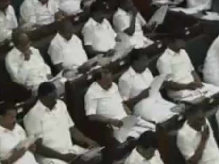 அங்க அவ்வளோ அமளி, துமளி நடக்குது.. கம்முன்னு கை கட்டி வேடிக்கை பார்த்த அதிமுக எம்.எல்.ஏக்கள்