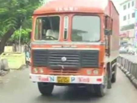 துறைமுகம் அருகே 4 கன்டெய்னர்களில் 2000 ரூபாய் நோட்டுக்கள்?.. ஆர்.கே.நகரில் விநியோகிக்கவா?