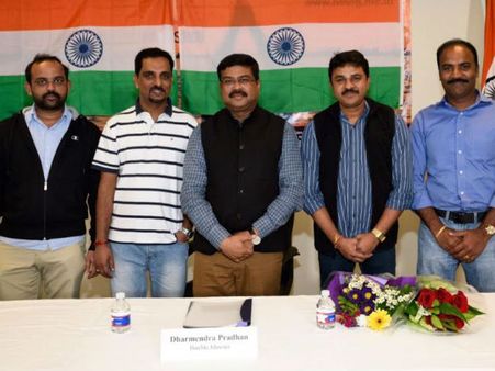 'வேண்டாம் ஹைட்ரோ கார்பன்'.... மத்திய பெட்ரோலிய அமைச்சரை மிரள வைத்த அமெரிக்க தமிழர்கள்!