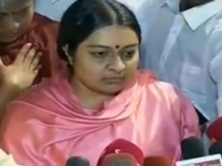 தீபா திடீருன்னு பொட்டு வச்சிருப்பதை கவனிச்சீங்களா? 