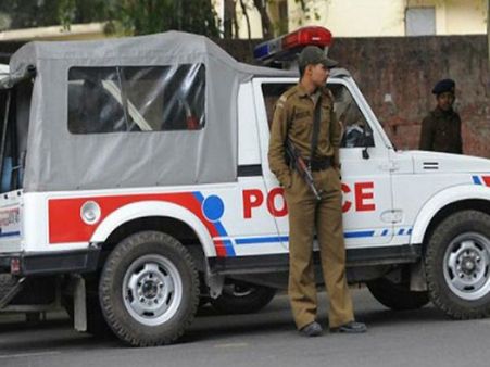 வீட்டைப் பூட்டிக்கொண்டு 4 ஆண்டுகளாக வசித்த தாய், மகள் மீட்பு