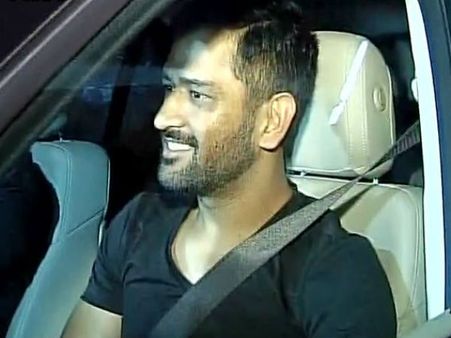 டோனியின் செல்போன்கள் திருடியது யார்? டெல்லி போலீஸார் விசாரணை