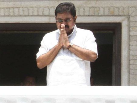 கூண்டோடு அதிகாரிகள் அதிரடி மாற்றம்... தினகரனிடம் தோற்றுப் போன சசிகலா, திவாகரன்