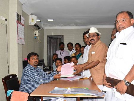 ட்ரியோ ட்ரியோ ட்ரியோ டுர்ர்ர்ர்.. குதிரைக்காரன் தொப்பி அணிந்து வேட்பு மனுத்தாக்கல் செய்த தினகரன்!!