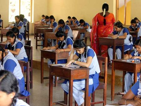 தமிழகம், புதுச்சேரியில் பிளஸ் 2 பொதுத்தேர்வு நாளை தொடக்கம்... ஷூ, செருப்புக்கு தடை