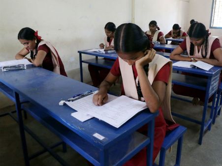 பெற்றோர் இறந்த சோகத்திலும் பிளஸ் 2 தேர்வு எழுதிய மேட்டூர் மாணவி