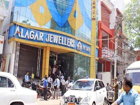 நெல்லையில் கொள்ளையடிக்கப்பட்ட 60 கிலோ தங்கம் மீட்பு.. 5 பேர் தப்பியோட்டம்.. போலீஸ் தீவிர வேட்டை