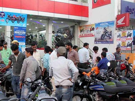 தள்ளுபடி விலையில் டூவிலர்... ஷோரூம்களில் அலைபாய்ந்த வாடிக்கையாளர்கள்!