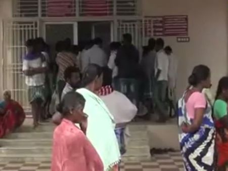 செல்போன் மாயம்- நர்ஸ் சீருடையை கழற்றி சோதனை செய்த டாக்டர்... ஊழியர்கள் போராட்டம்