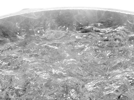 குடும்ப பிரச்சினை.. முன்னாள் ராணுவ வீரர் மீது கொதிக்க, கொதிக்க சுடு தண்ணீரை ஊற்றிய மனைவி!