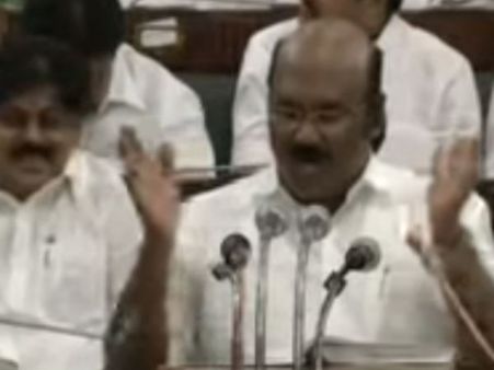 அகல் விளக்கை கொடுத்துச் சென்றுள்ளார் ஜெ.. எல்ஐசி சின்னம் போல கையைக் காட்டிய ஜெயக்குமார்!