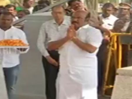 ஜெ. நினைவிடத்தில் பட்ஜெட் உரையை வைத்து அஞ்சலி செலுத்தினார் அமைச்சர் ஜெயகுமார்