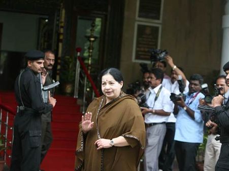 ஆர்.கே. நகரில் 39,537 வாக்கு வித்தியாசத்தில் வென்ற ஜெயலலிதா! 1 லட்சம் வாக்குகளை பெற பலரும் போட்டி