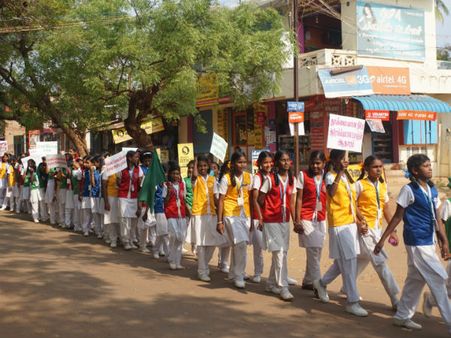 மரம் வளர்ப்போம்.. மழை பெறுவோம்.. காரைக்குடியில் மாணவர்கள் உலக தண்ணீர் தின பேரணி